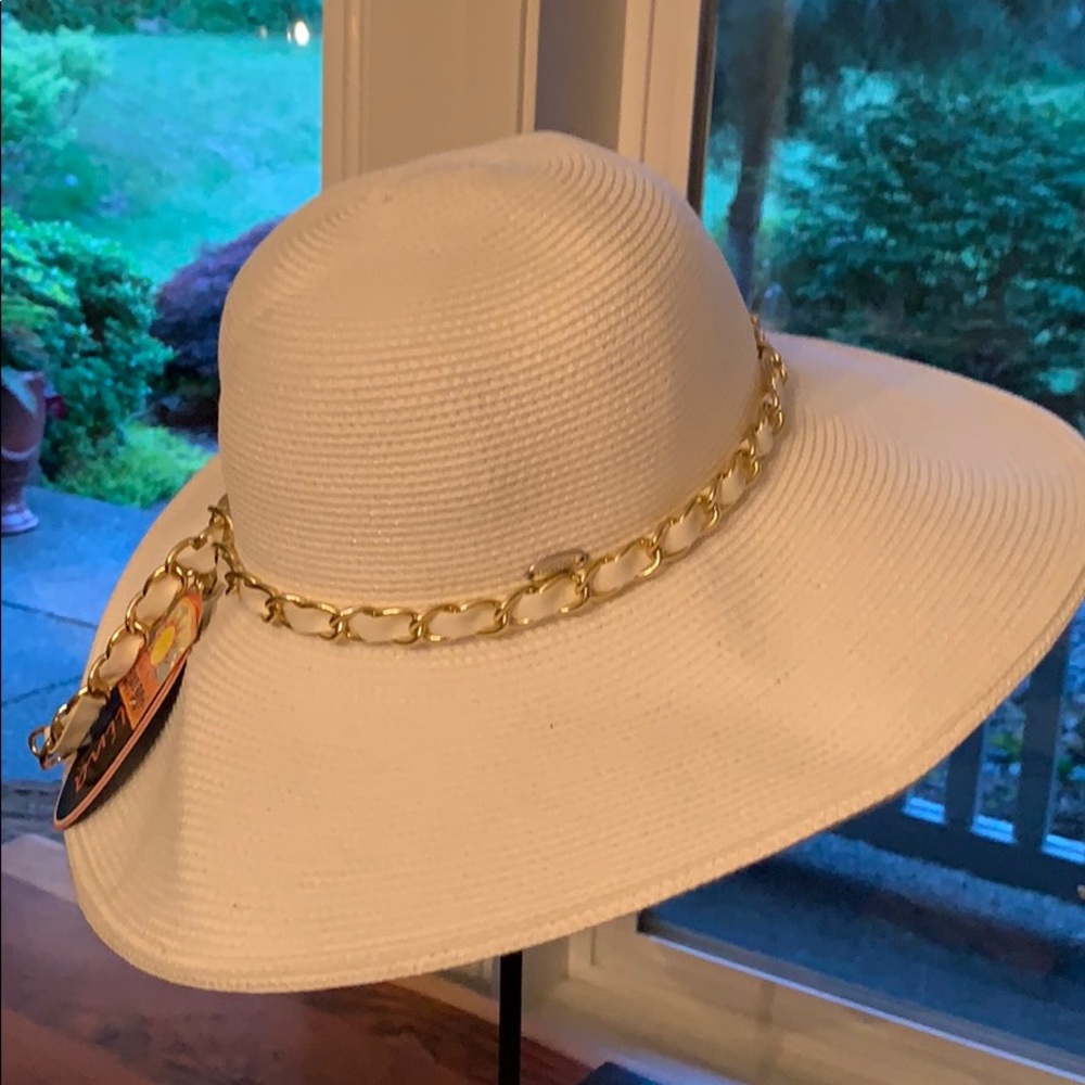 ☀️White Sun Hat - new with tags Boutique 4” brim